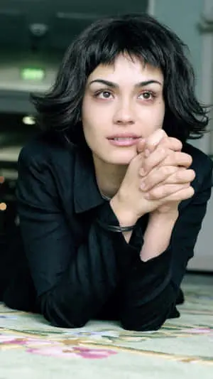 Shannyn Sossamon Posing Elegantly in a Stunning Photoshoot